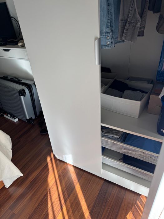 Roupeiro branco com espelho e arrumação interior