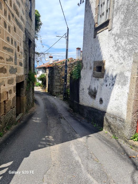 Vendo casa devoluta em centro de vila de azere