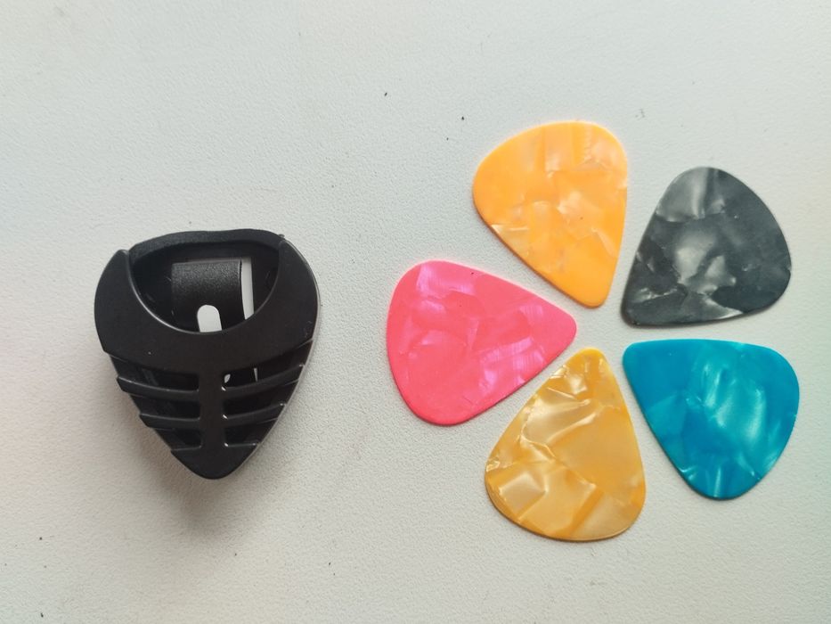 Струны для гитары ремень  медиатор каподастр на шести струнную гитару