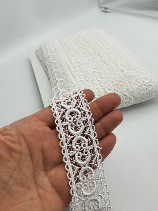 Koronka-gipiura biała szer.3,50 cm.