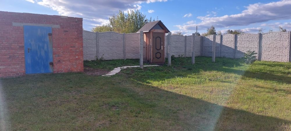 Продається житлове приміщення та гараж на два авто
