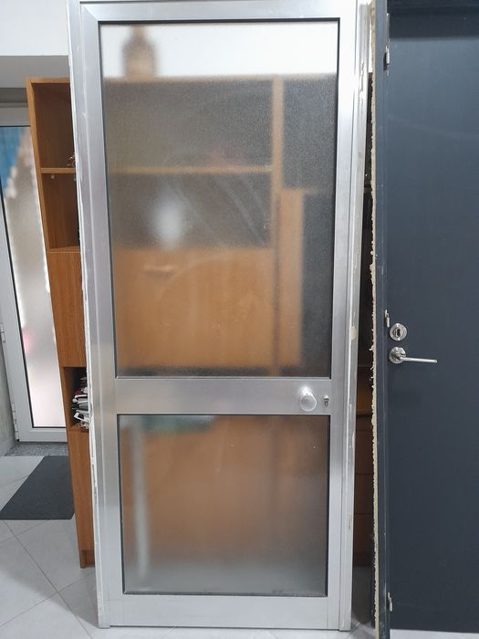 Porta  de madeira e de alumínio