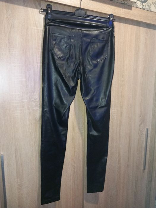 Cienkie leginsy z kieszeniami