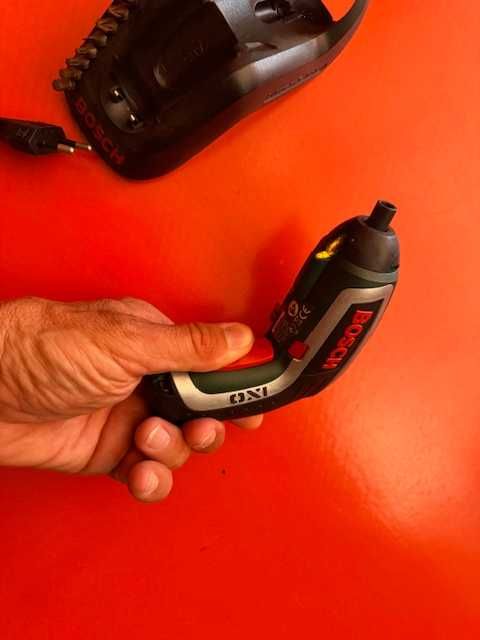 Chave de Fendas BOSCH Ixo com carregador