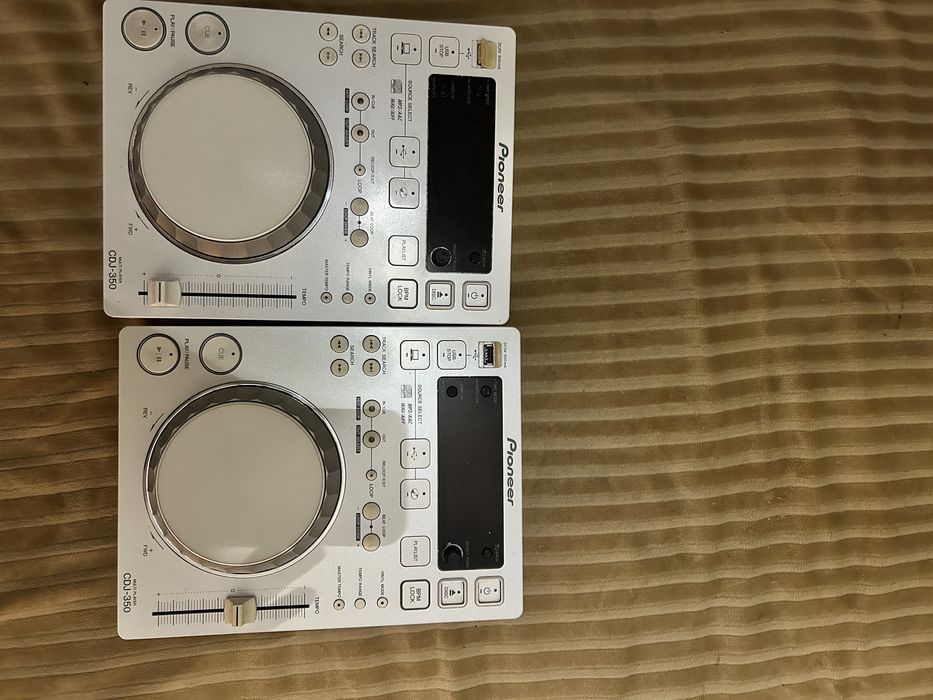 Dois CDJ 350 Pioneer