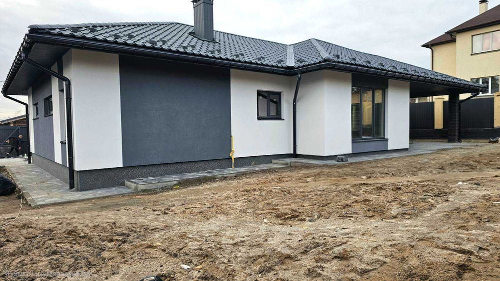 Просторий сучасний будинок з терасою біля лісу та озера.Газ