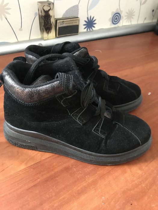 Продам женскин демисезонные ботинки