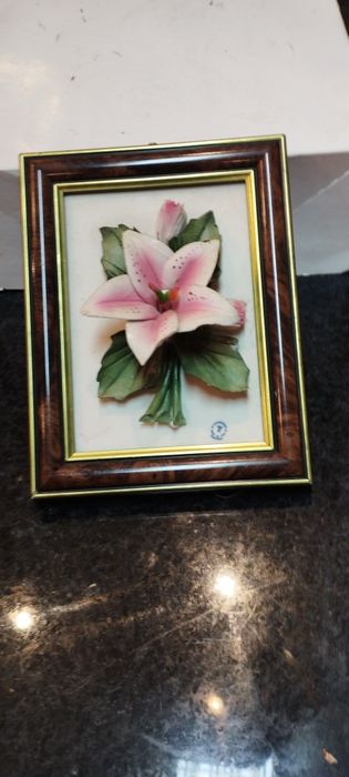 Quadro com flor em alto relevo