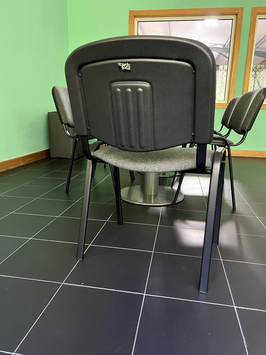 Mesa de reuniões com 6 cadeiras