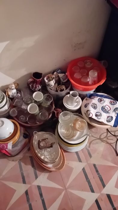 Loiças e  generos, loiças  tudo em bom estado