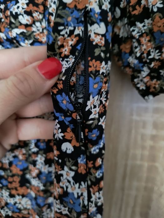 Sukienka w kwiaty z rozcięciem na nodze