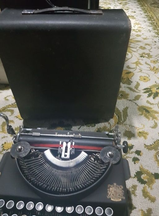 Máquina de escrever antiga Imperial com caixa de transporte
