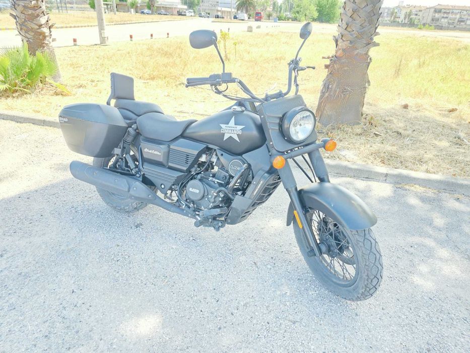 Um Renegade Commando BE 125cc com malas shad