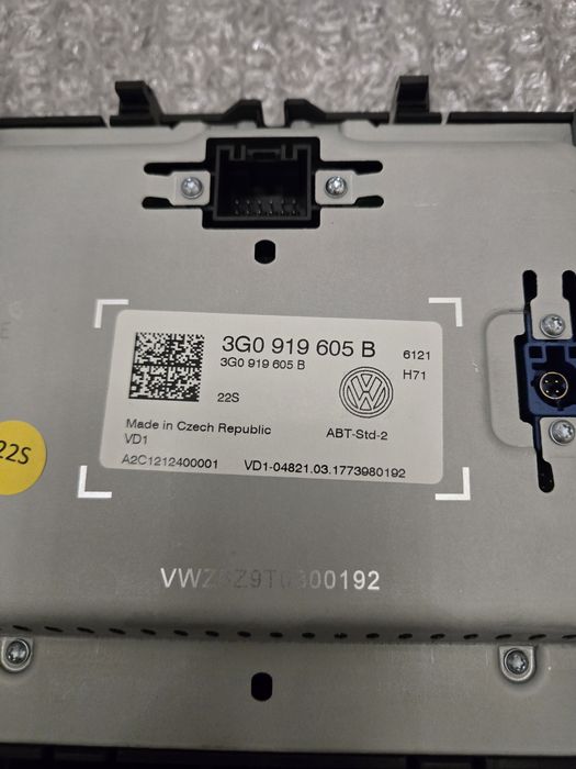 Дісплей для штатної мультимедія Passat B8