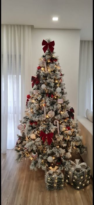 Árvore de Natal com neve e pinhas Homa