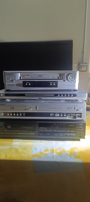 Leitores VHS, leitor DVD, leitor Cd
