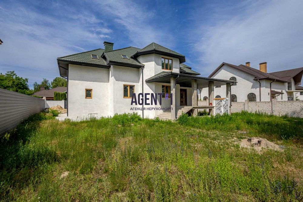 Будинок з укриттям і гаражем, 440м2, ділянка 12 соток.
