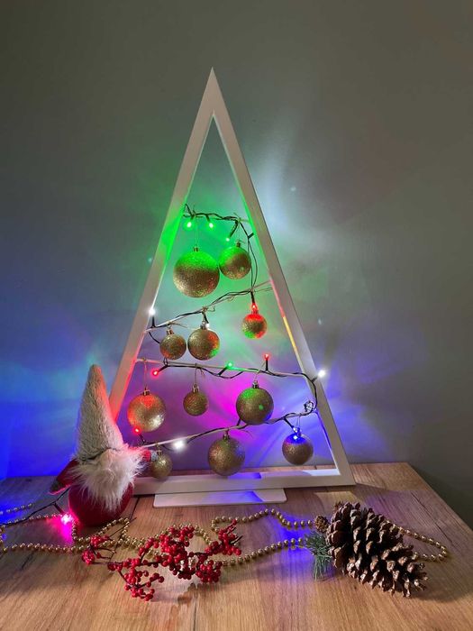 Biała metalowa choinka 62,5 cm – nowoczesna ozdoba świąteczna