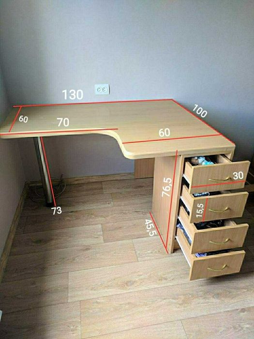 Стіл угловий в кімнату