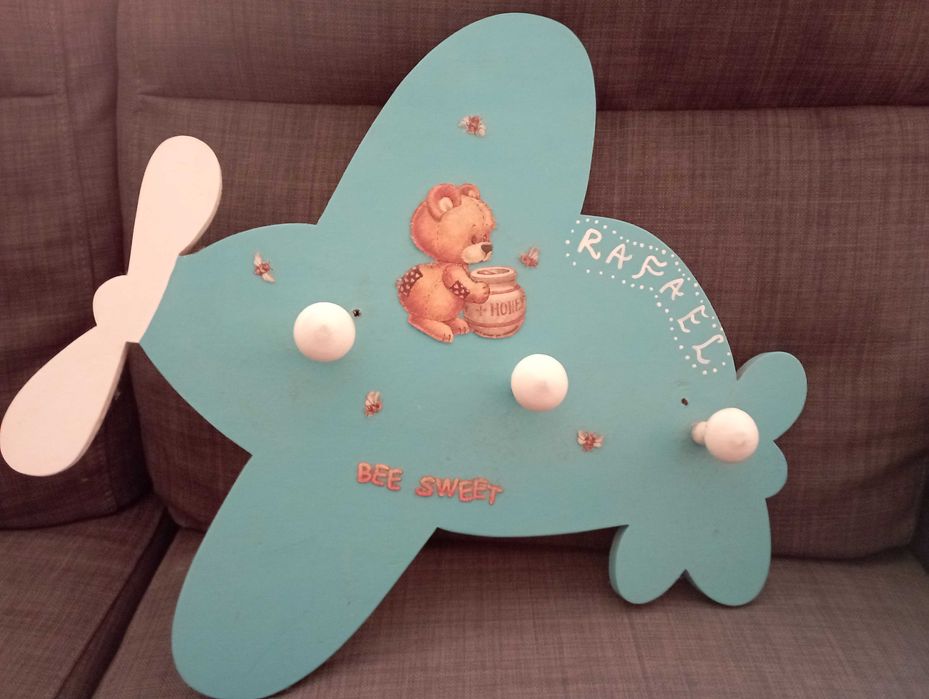 Cabide para rapaz em madeira