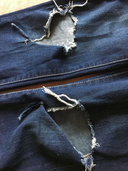 Spodnie boyfriend jeansy z dziurami firmy Bershka