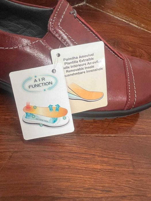 Sapatos bordô em pele natural macia com palmilha anatómica tamanho 42