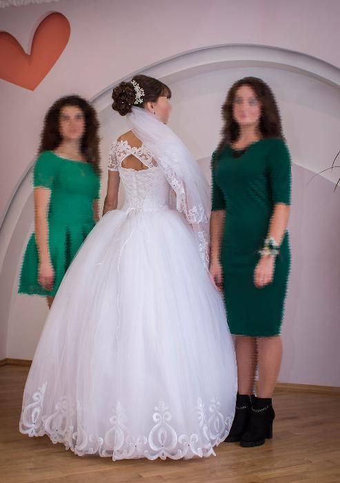 весільне плаття білого кольору