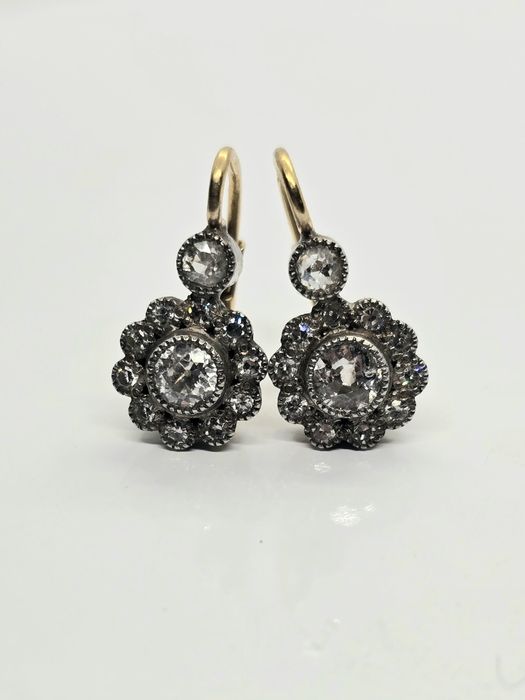 Złote kolczyki z diamentami