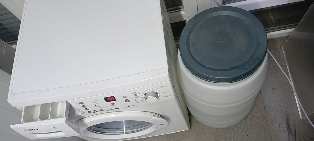 Пральна машина з баком на воду.