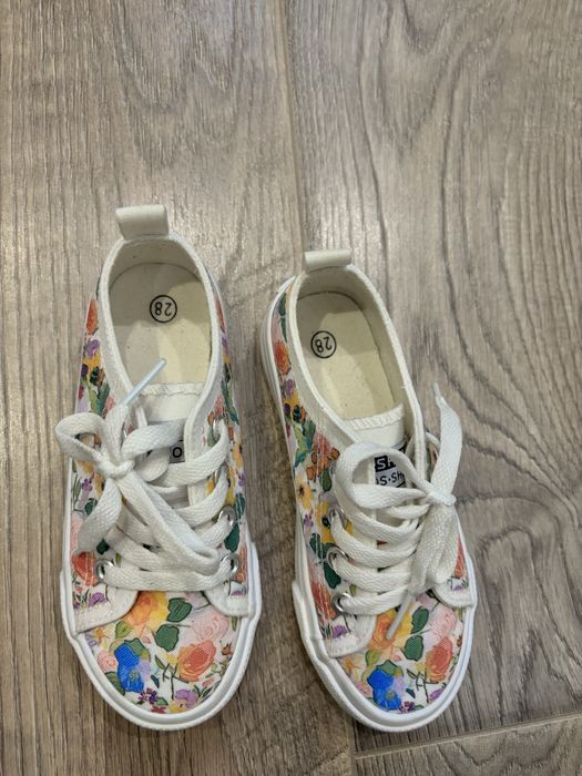 Кросівки/кеди/туфлі/чобітки на дівчинку 26-28 розмір.