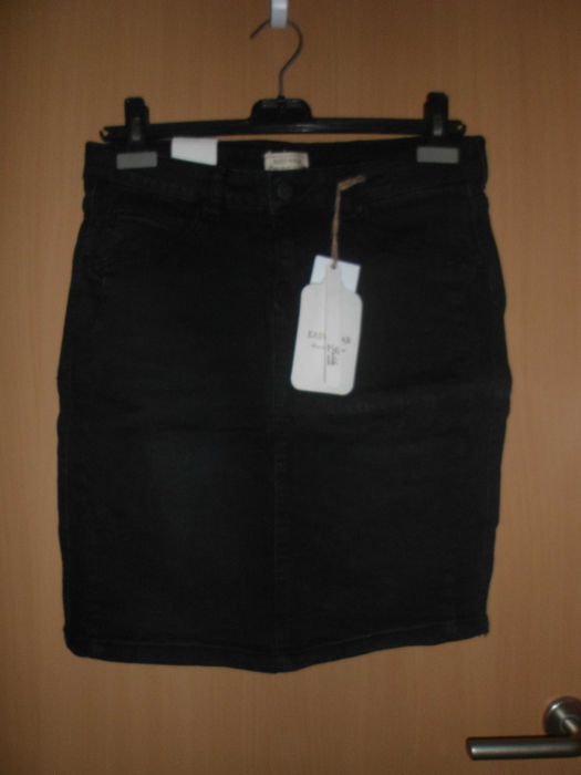 saia com bolsos da marca Easy Wear para mulher jovem