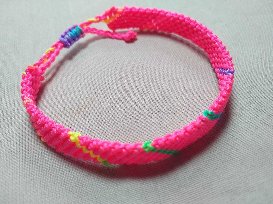 Pulseira Verão Rosa Neon em Macramê