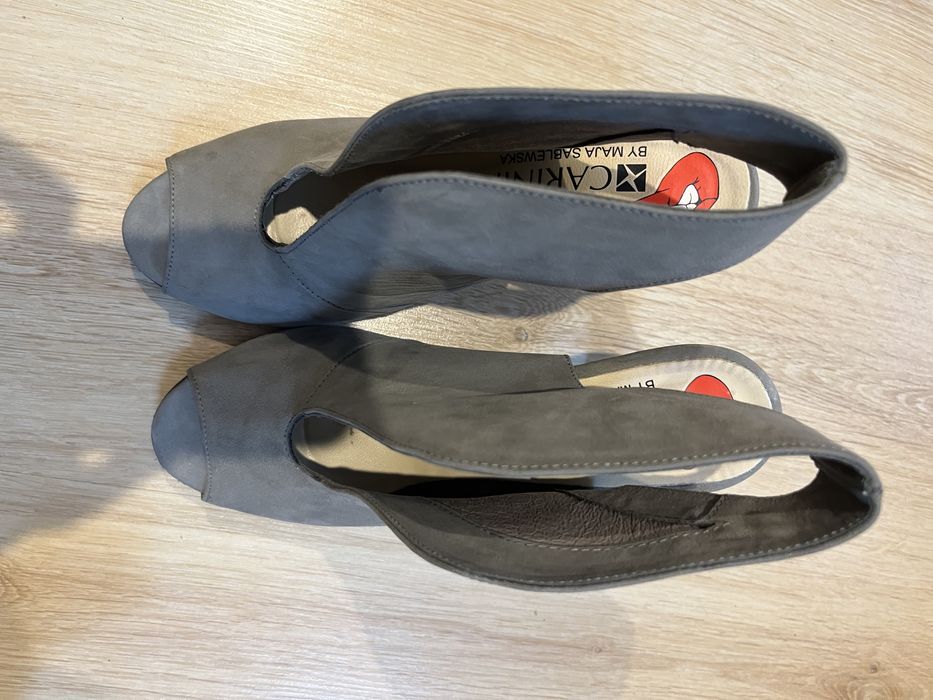 Markowe buty botki Carinii rozm.39 szare