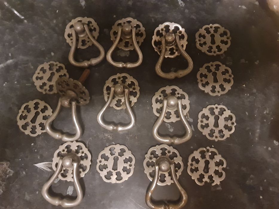 8 Puxadores e 7 molduras de fechadura  muito antigos