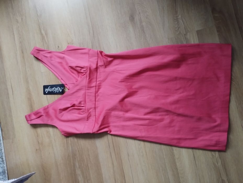 Piękna malinowa sukienka