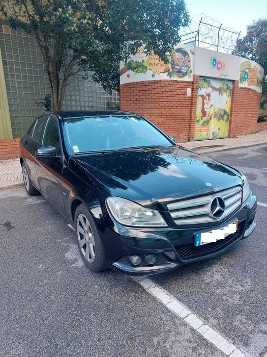 Vende-se Mercedes-Benz C 220 CDI (Ano: 2011) - Uma Oportunidade!