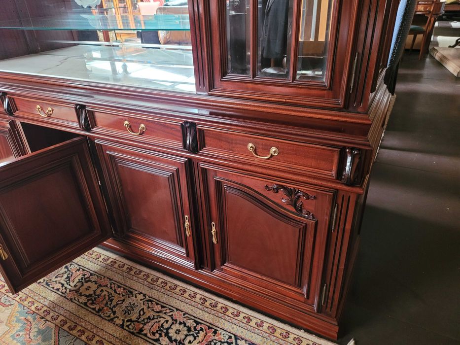 Grande móvel em madeira com fundo em espelho e banc