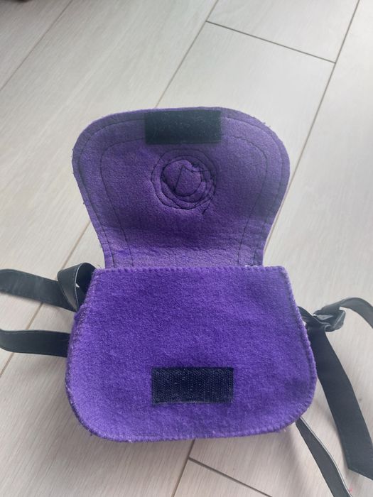 Fioletowa torebka z filcu