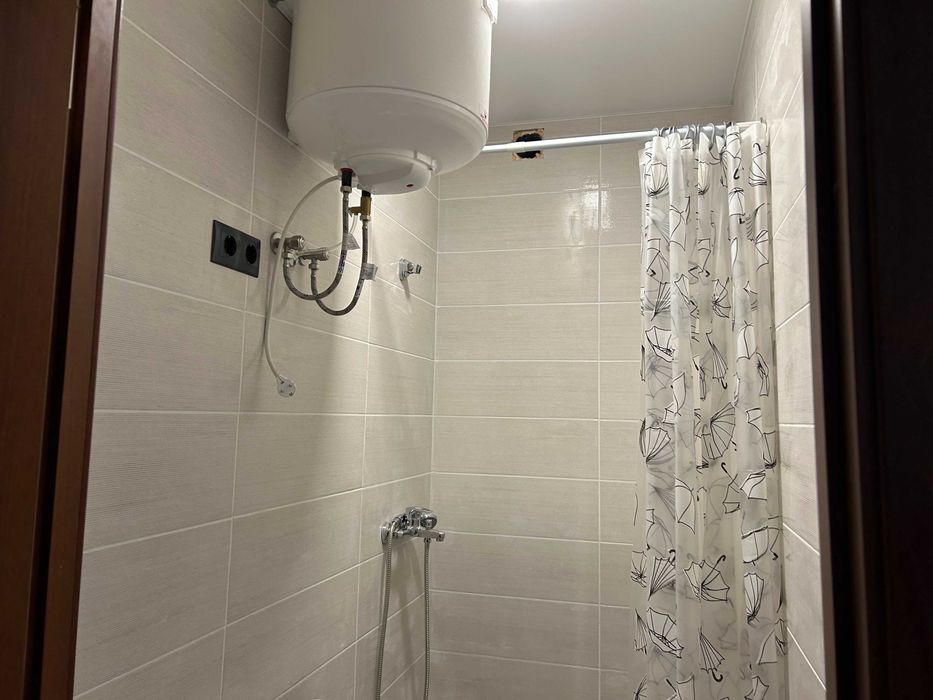 Оренда студії  в цоколі-дешева ціна (з великим вікном)