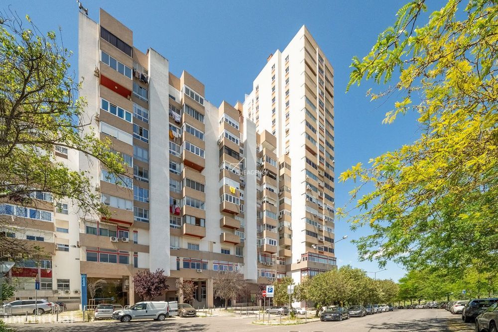 OPORTUNIDADE REMODELAR no Areeiro: T3 com Vista Tejo, 11º andar, Garag