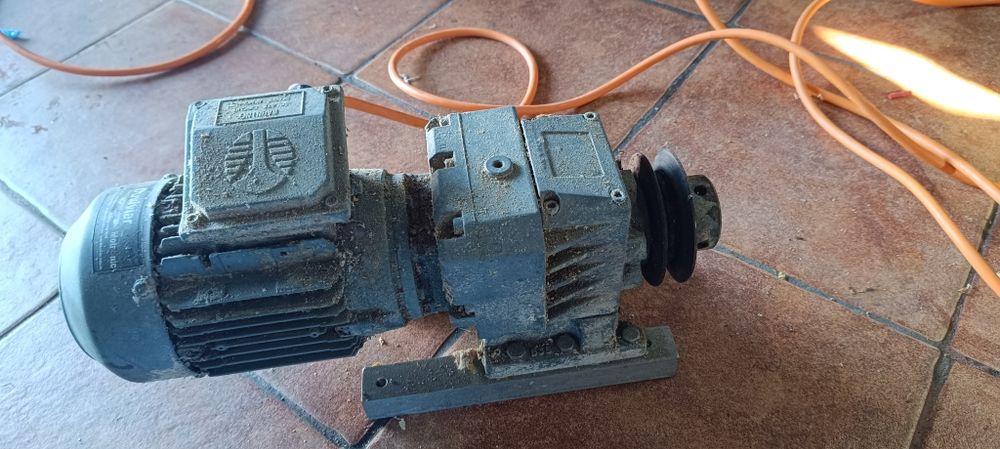 Silnik z przekładnią