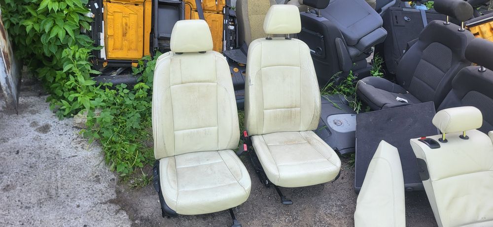 Komplet Foteli  i Tapicerek Bmw 1  E 87  Jasna skóra 3 Drzwiowy