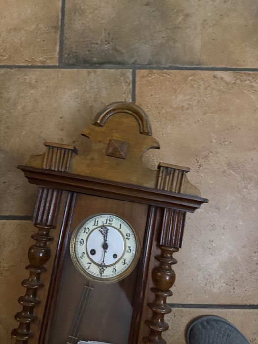 Stylowy zegat ścienny nakręcany