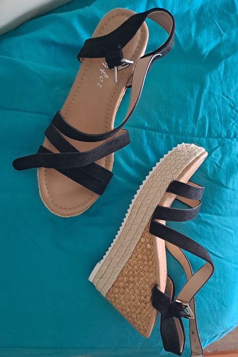 Sandálias pretas novas