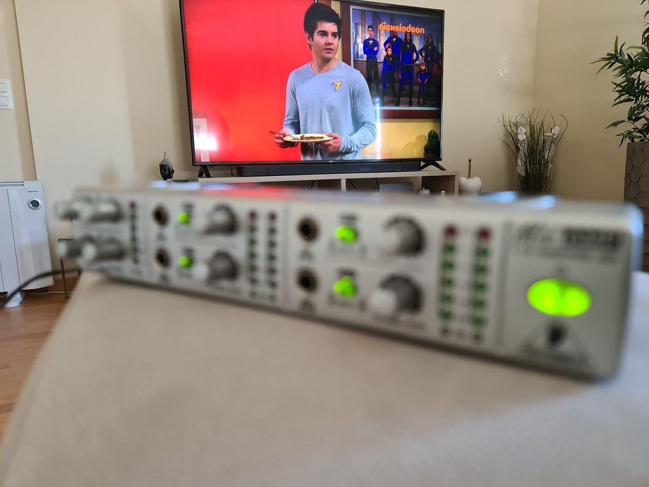 Berhinger Amp800 como novo