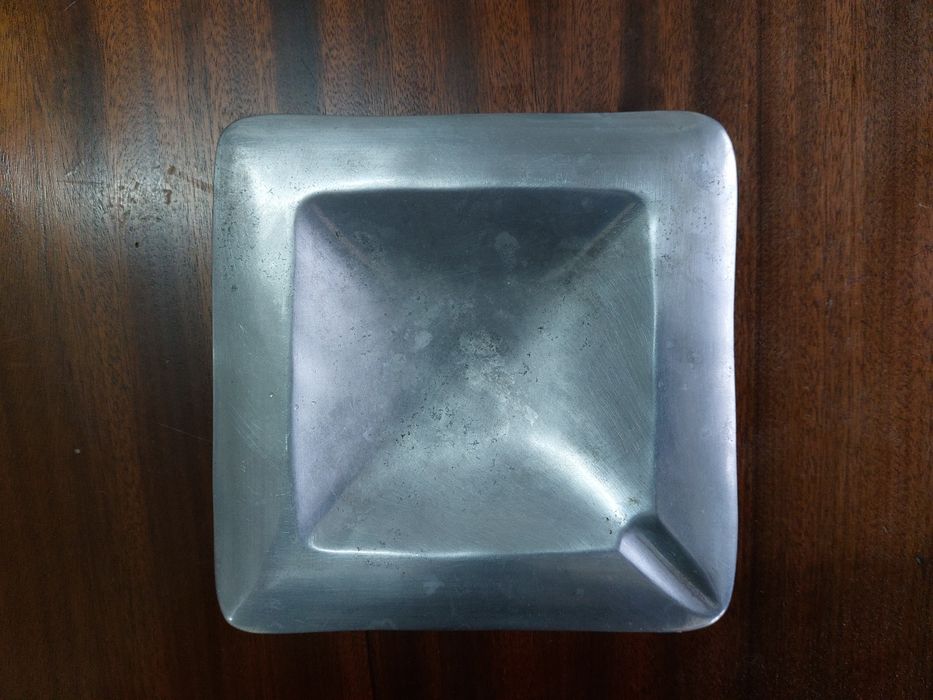 Cinzeiro de metal