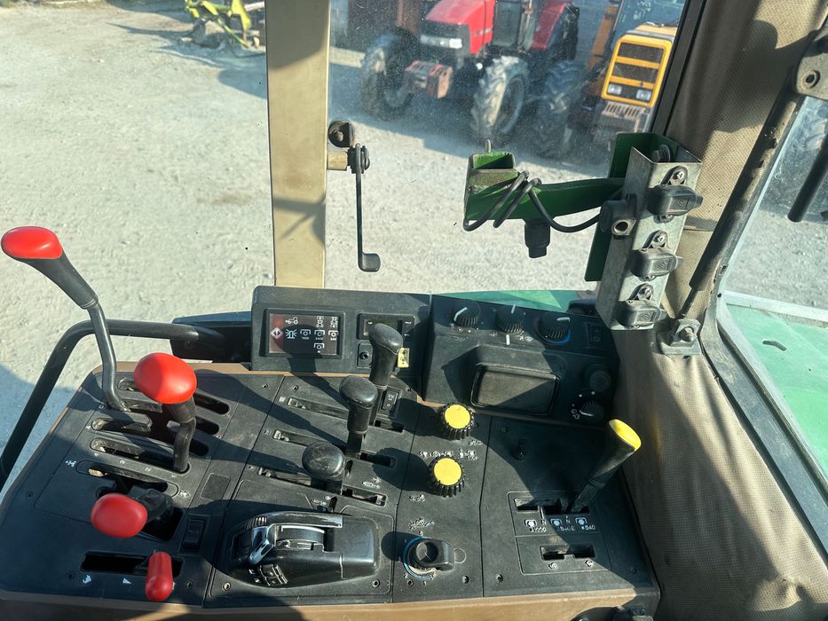 John Deere 6900