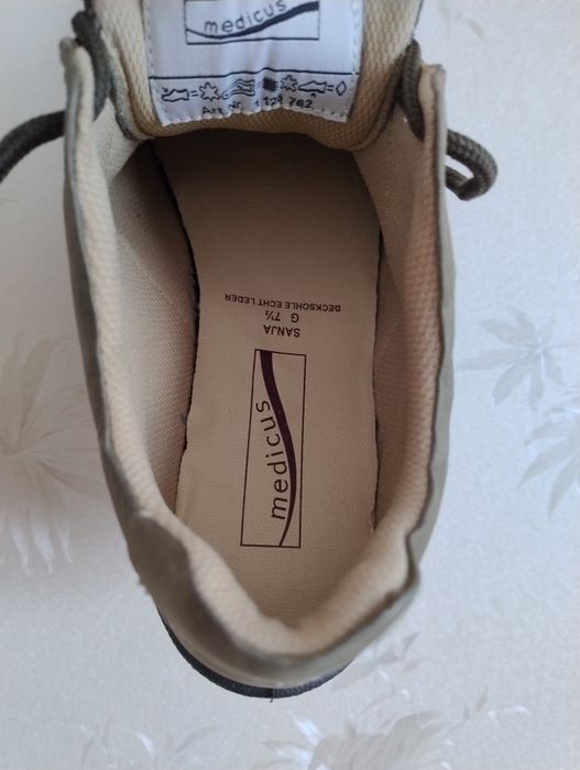 Шкіряне взуття ( кросівки)