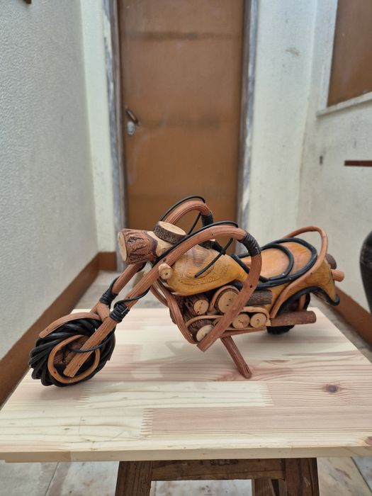 Mota Decorativa em Madeira e Verga – Artesanato Feito à Mão