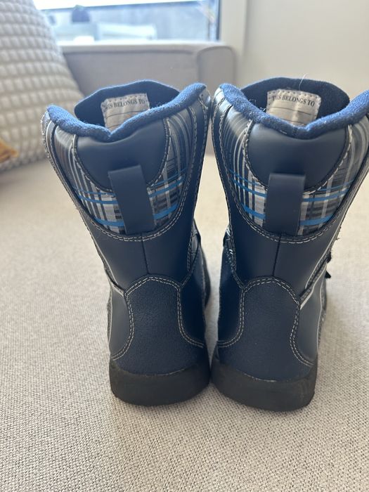 Calças, botas e luvas para a neve